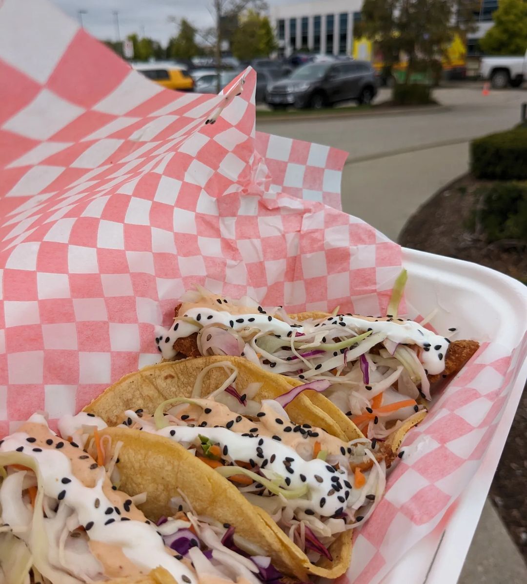 I know I should try new things, but I am obsessed with @elmilagrofood fish tacos. I simply can't help it!! They're perfect!